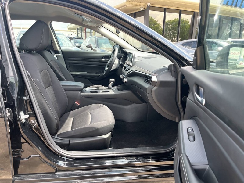 Nissan Altima Vehicle Image 11