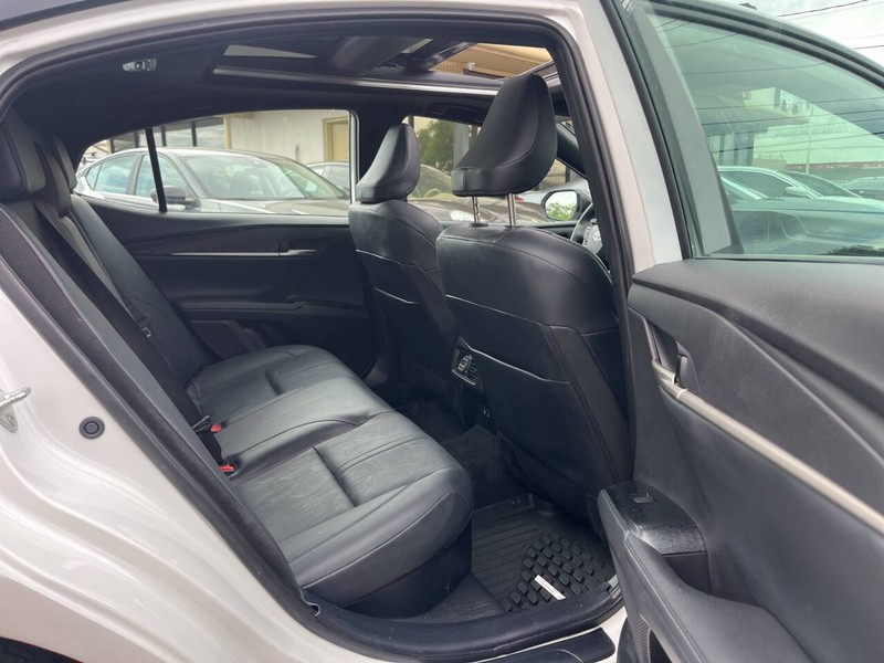 Toyota Camry Vehicle Image 09