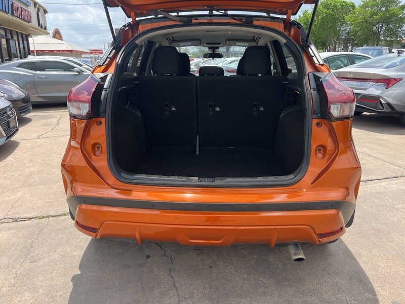 Nissan Kicks Vehicle Image 09