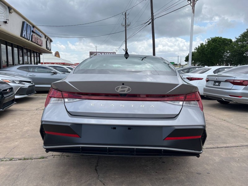 Hyundai Elantra Vehicle Image 04