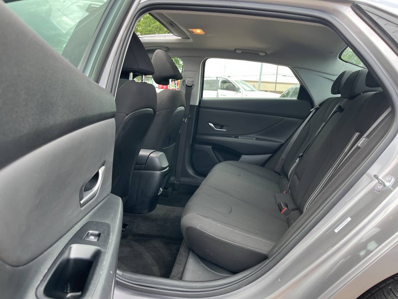 Hyundai Elantra Vehicle Image 08