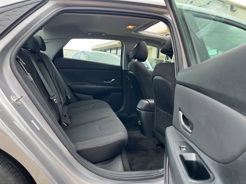 Hyundai Elantra Vehicle Image 10