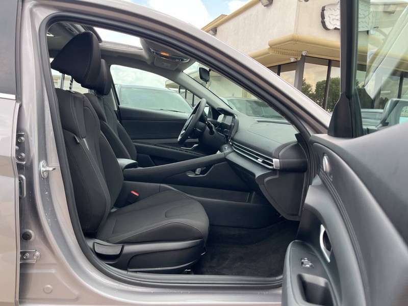 Hyundai Elantra Vehicle Image 11
