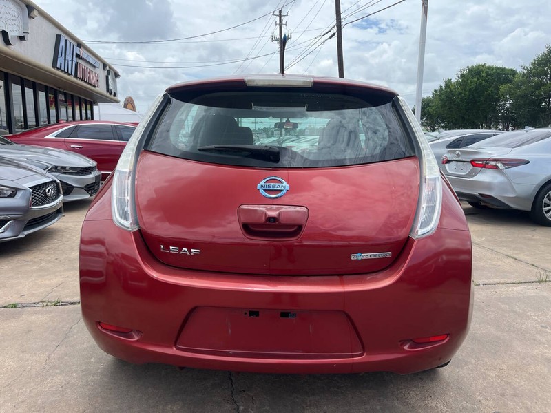 Nissan LEAF Vehicle Image 04