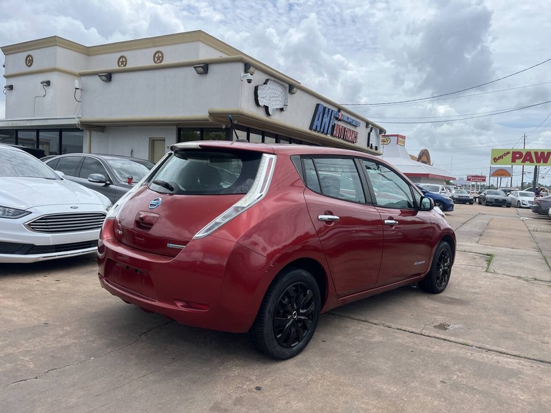 Nissan LEAF Vehicle Image 05
