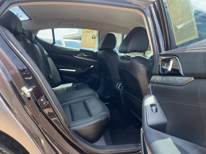 Nissan Maxima Vehicle Image 10