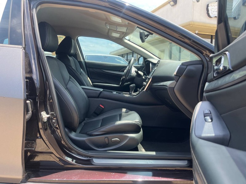 Nissan Maxima Vehicle Image 11