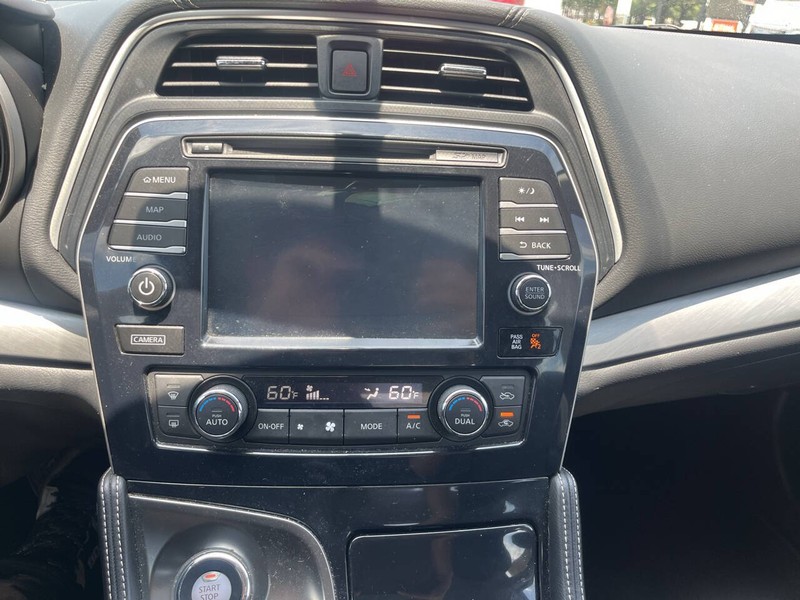 Nissan Maxima Vehicle Image 12
