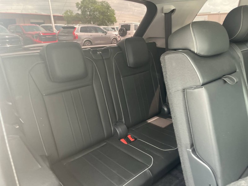 Volkswagen Tiguan Vehicle Image 12