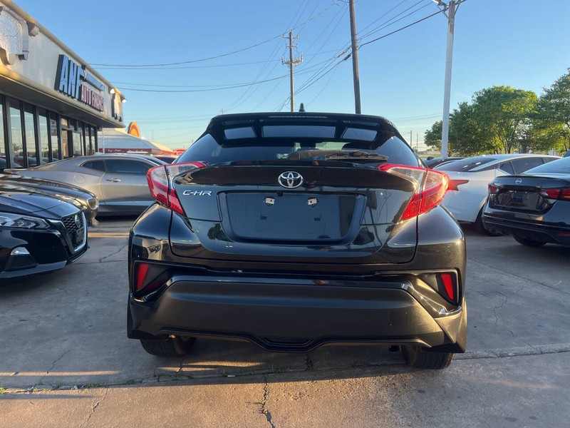 Toyota C-HR Vehicle Image 04