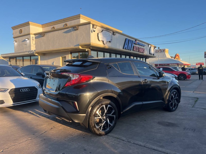 Toyota C-HR Vehicle Image 05