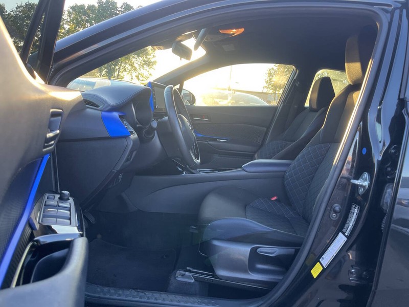 Toyota C-HR Vehicle Image 07