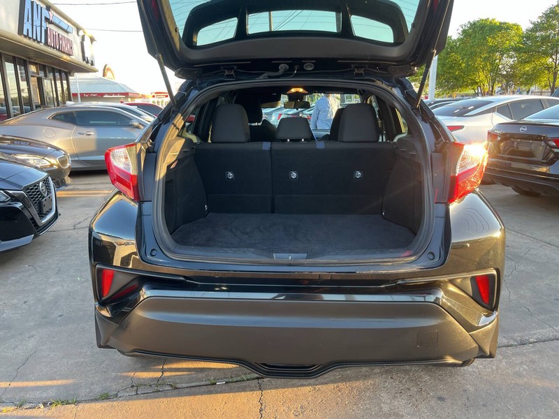 Toyota C-HR Vehicle Image 09