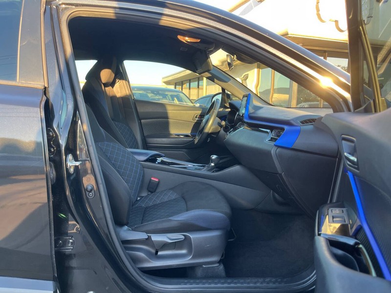 Toyota C-HR Vehicle Image 11
