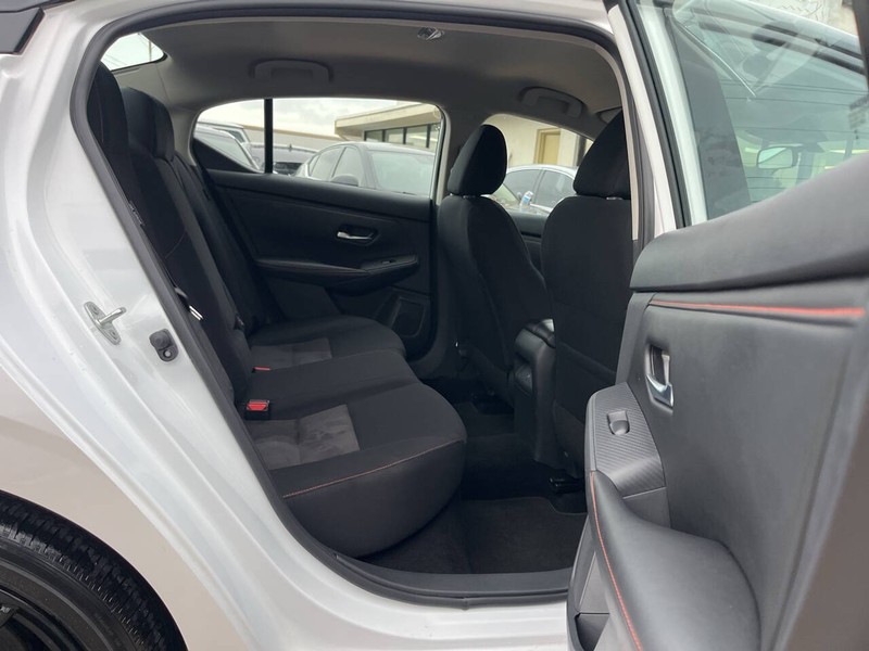 Nissan Sentra Vehicle Image 10