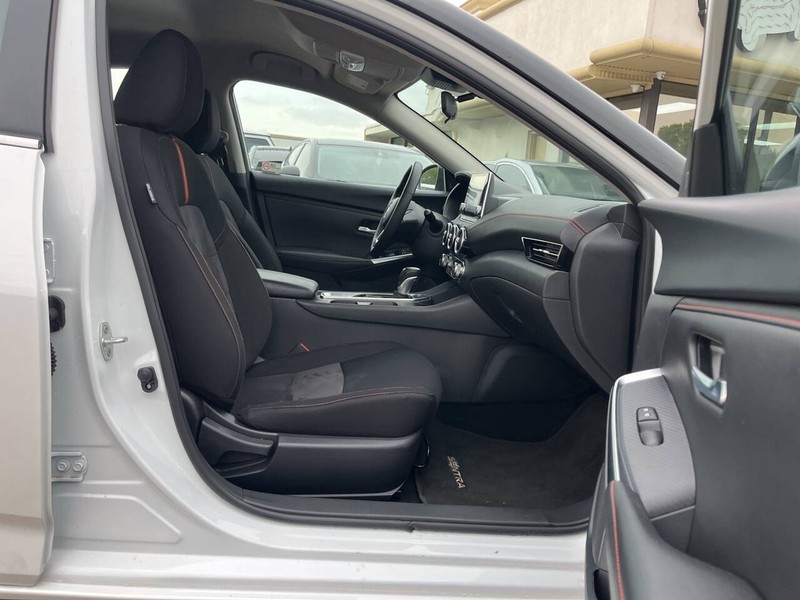 Nissan Sentra Vehicle Image 11