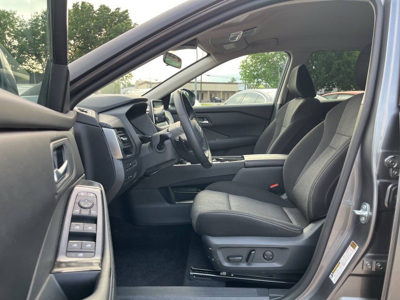 Nissan Rogue Vehicle Image 07
