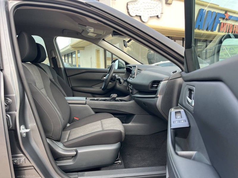 Nissan Rogue Vehicle Image 11