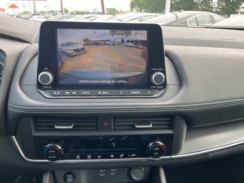 Nissan Rogue Vehicle Image 12