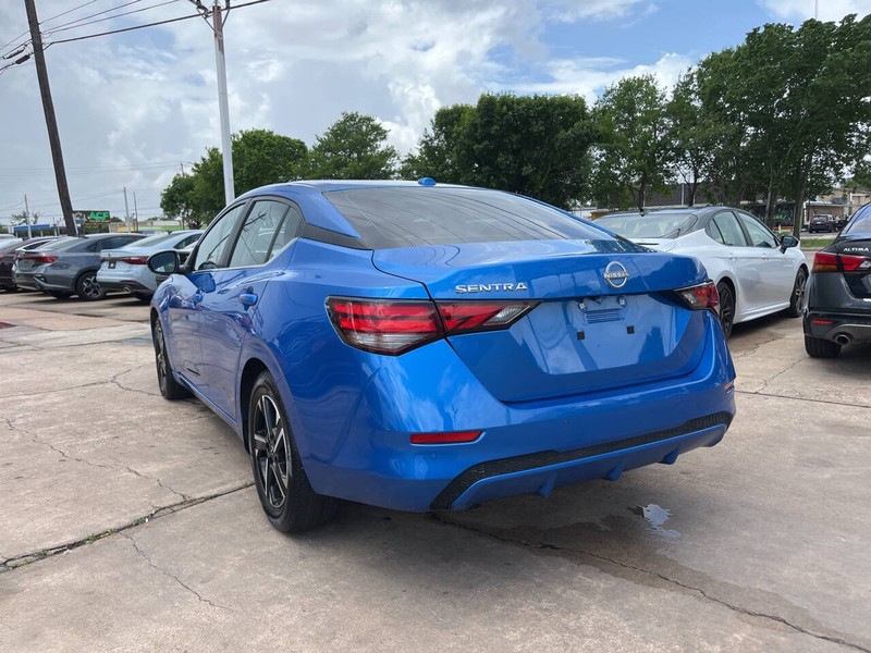 Nissan Sentra Vehicle Image 03