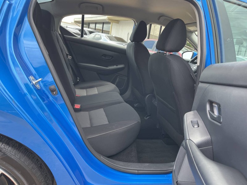 Nissan Sentra Vehicle Image 10