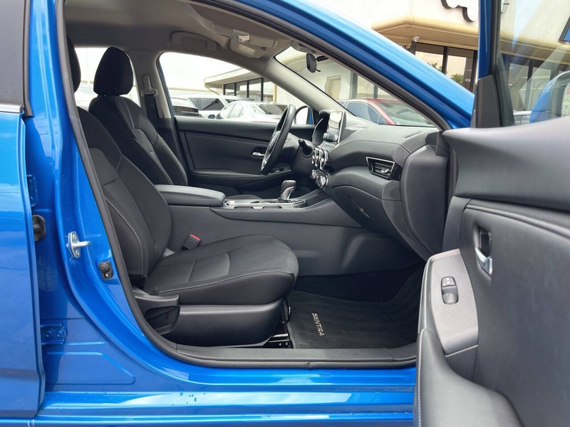 Nissan Sentra Vehicle Image 11