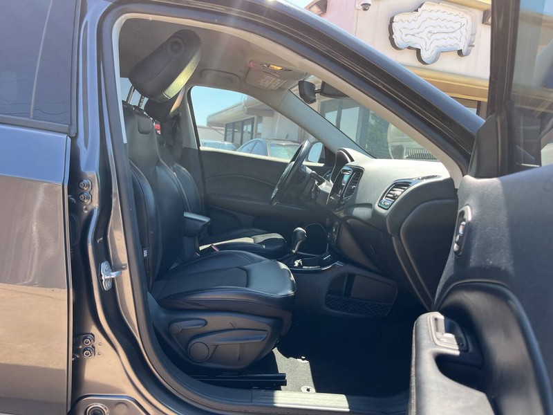 Jeep Compass Vehicle Image 11