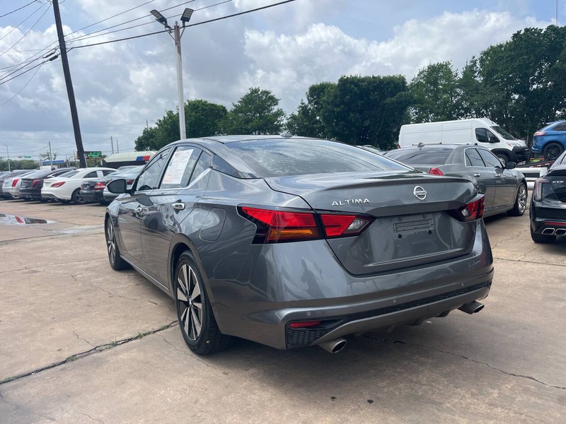 Nissan Altima Vehicle Image 02