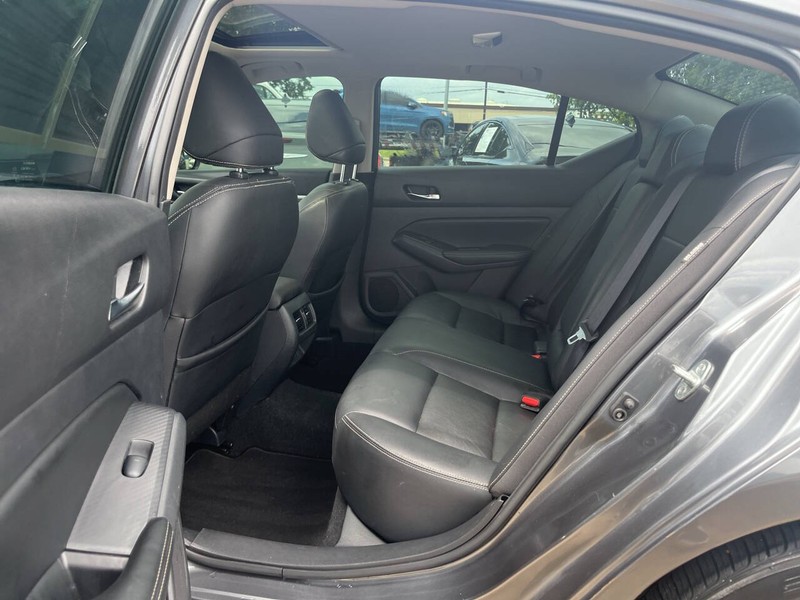 Nissan Altima Vehicle Image 08