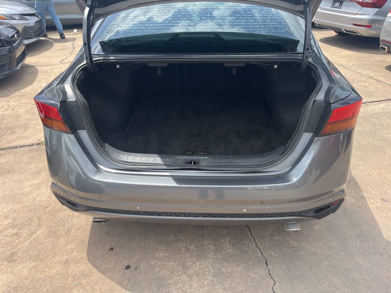 Nissan Altima Vehicle Image 09