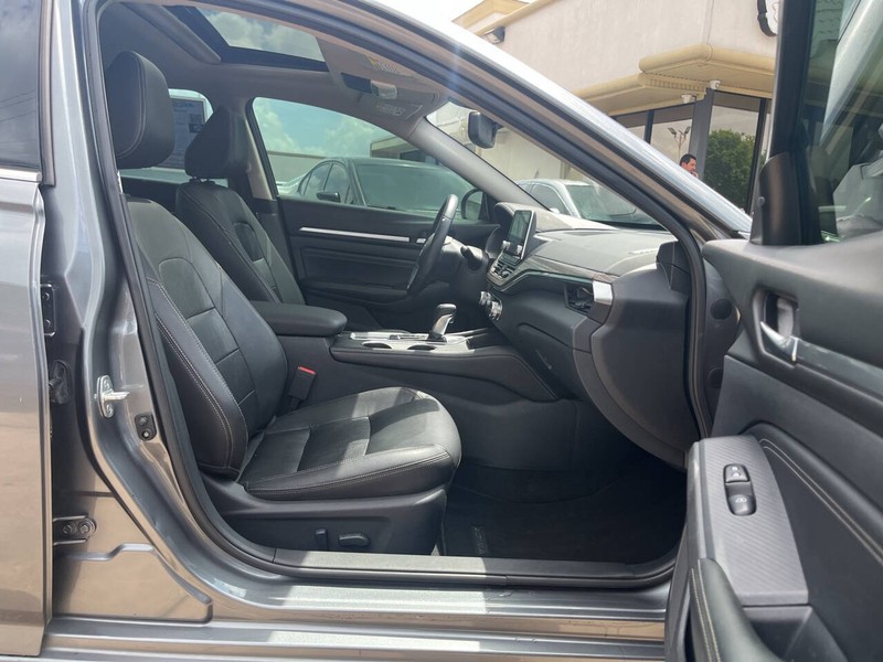 Nissan Altima Vehicle Image 11