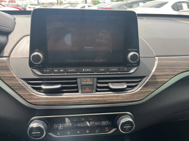 Nissan Altima Vehicle Image 13