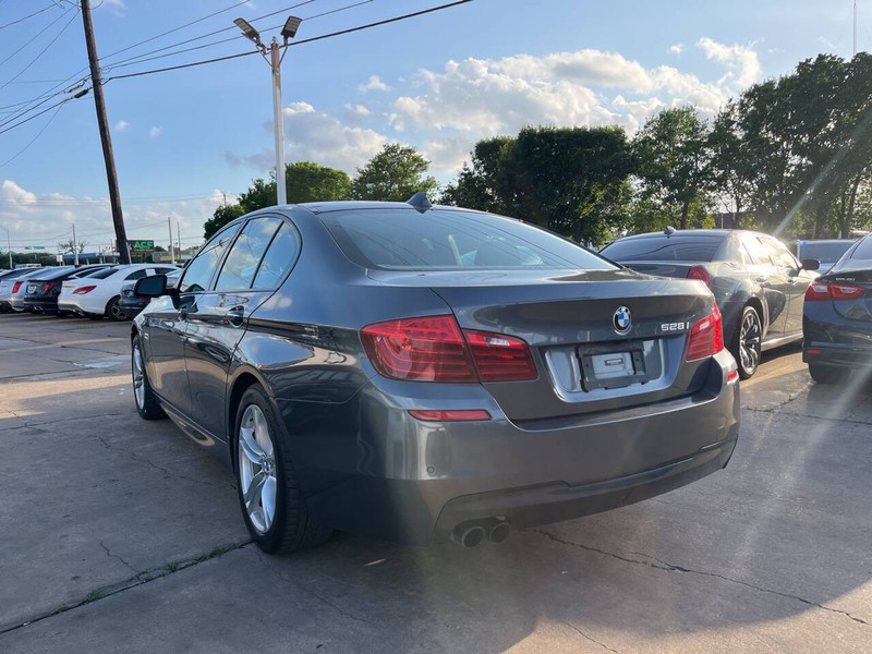 BMW 5 Series Vehicle Image 03