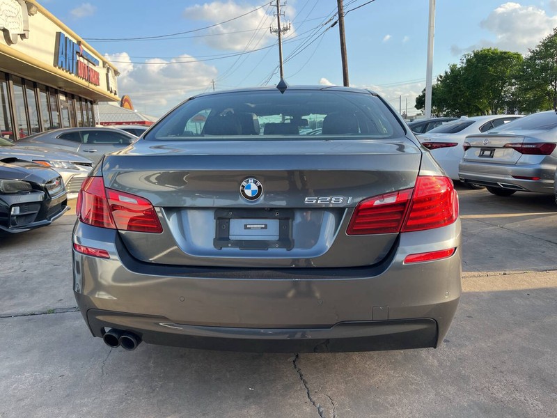 BMW 5 Series Vehicle Image 04