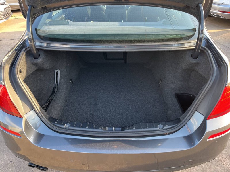 BMW 5 Series Vehicle Image 09