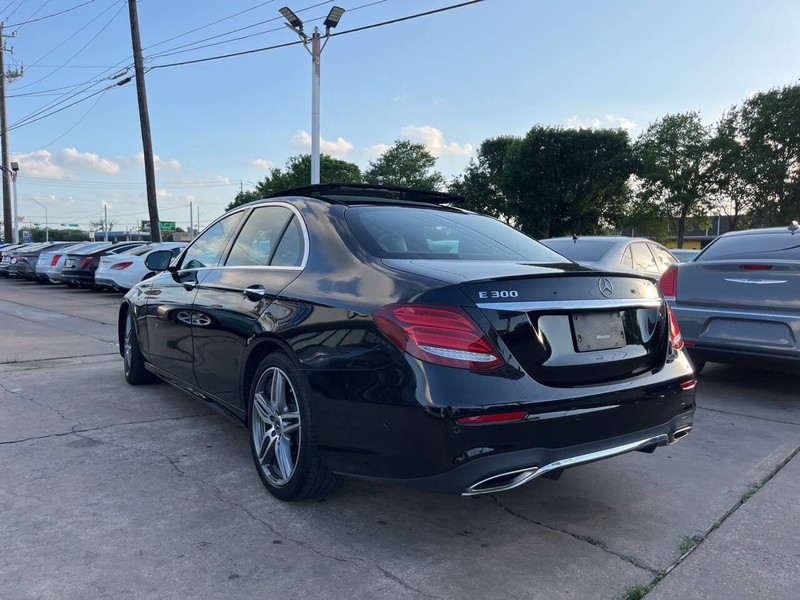 Mercedes-Benz E-Class Vehicle Image 03