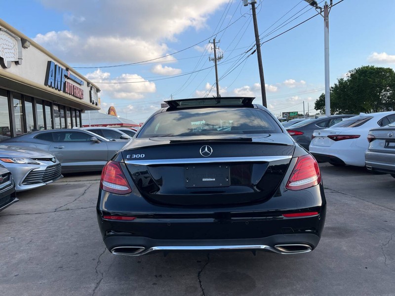 Mercedes-Benz E-Class Vehicle Image 04