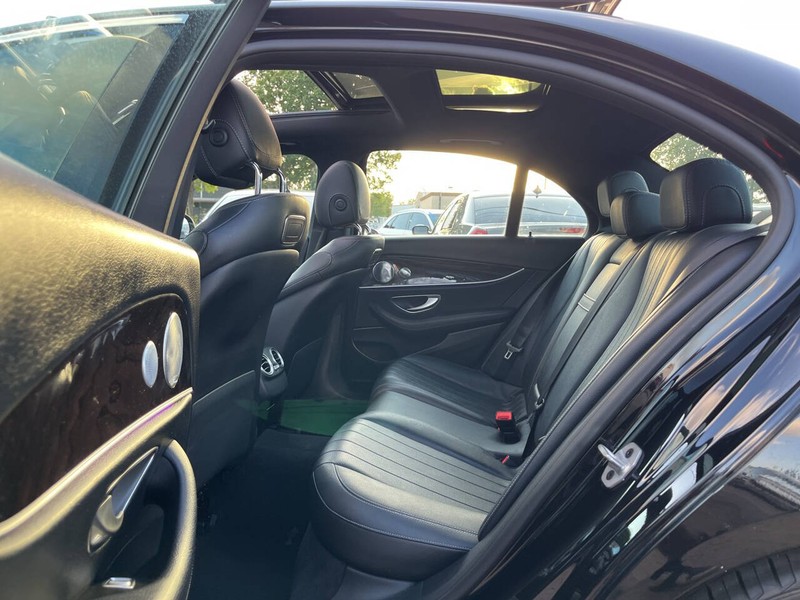 Mercedes-Benz E-Class Vehicle Image 08