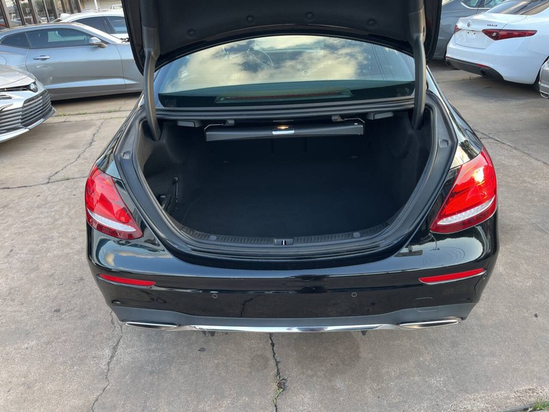 Mercedes-Benz E-Class Vehicle Image 09