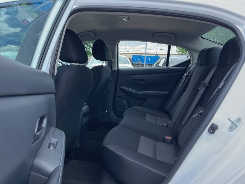 Nissan Sentra Vehicle Image 08