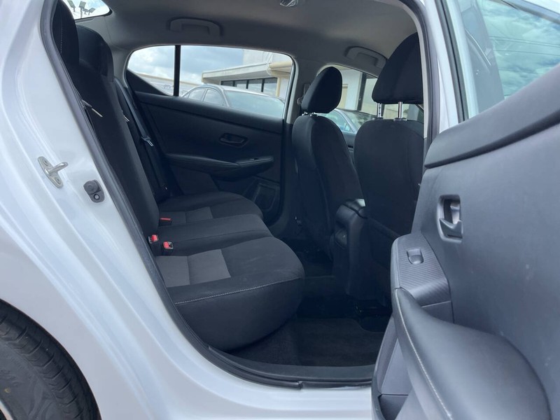 Nissan Sentra Vehicle Image 10