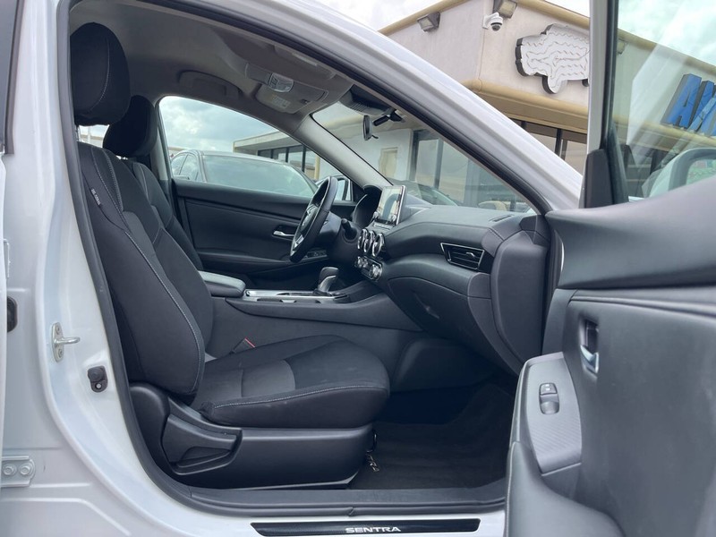 Nissan Sentra Vehicle Image 11