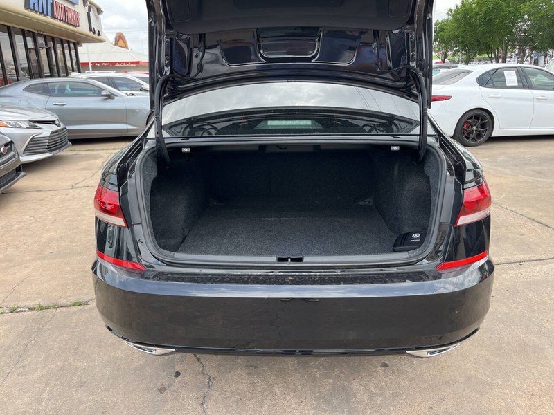 Volkswagen Passat Vehicle Image 09
