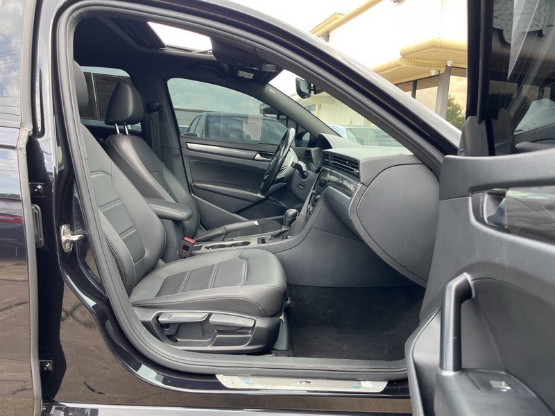 Volkswagen Passat Vehicle Image 11