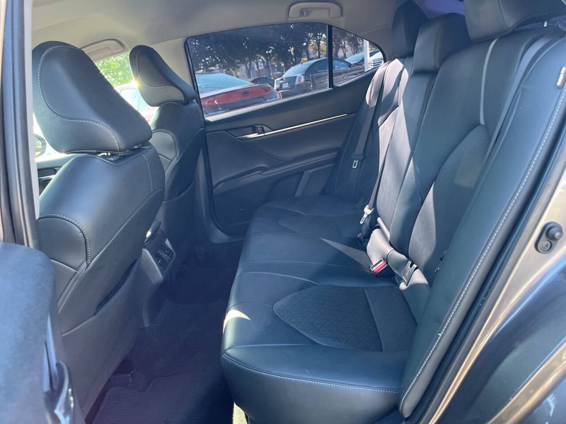 Toyota Camry Vehicle Image 18