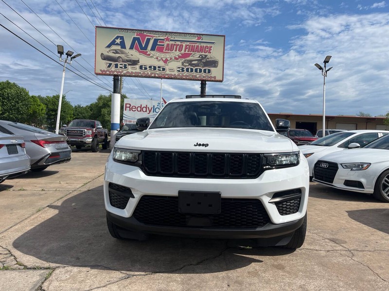 Jeep Grand Cherokee Vehicle Image 02