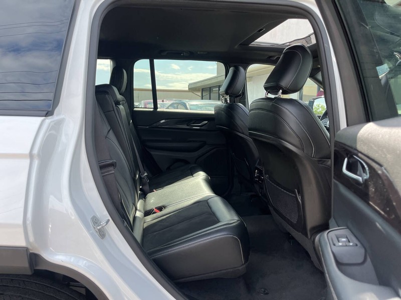 Jeep Grand Cherokee Vehicle Image 10