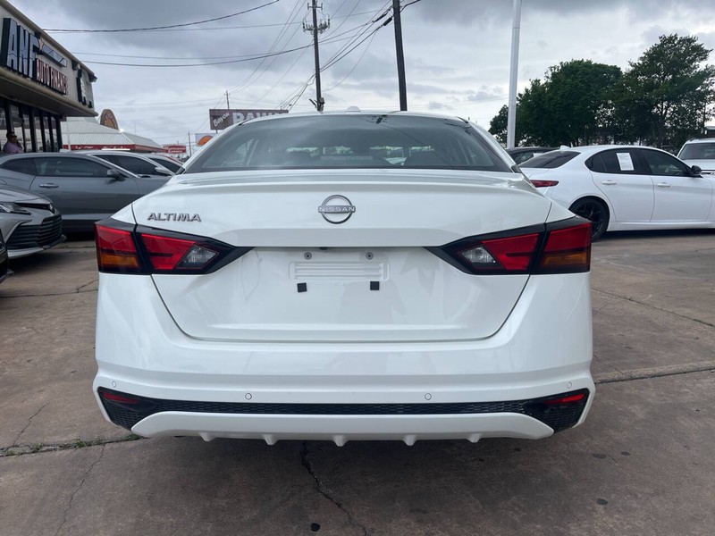 Nissan Altima Vehicle Image 04