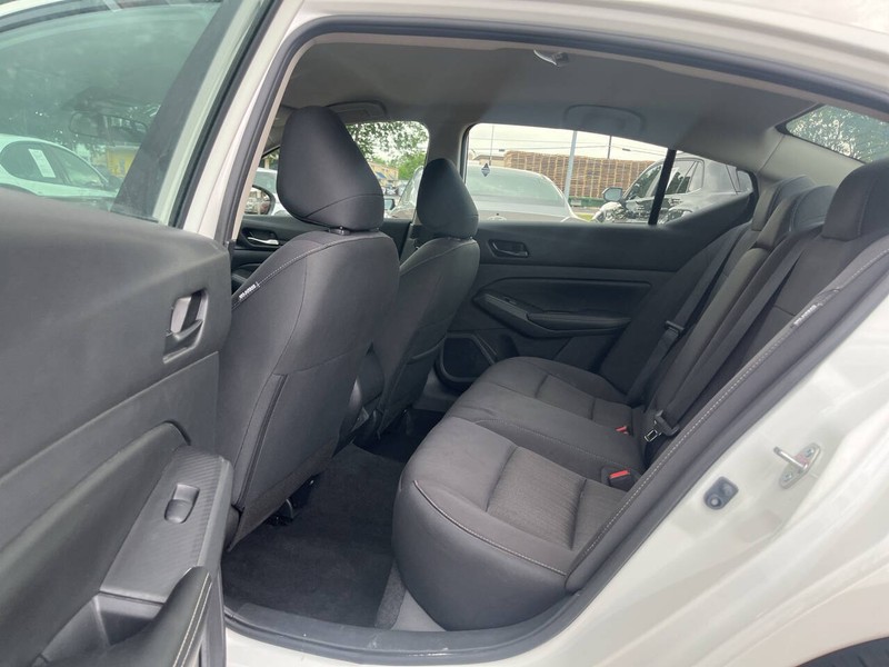 Nissan Altima Vehicle Image 08