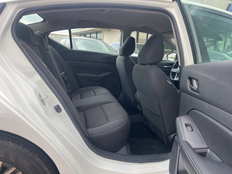 Nissan Altima Vehicle Image 09